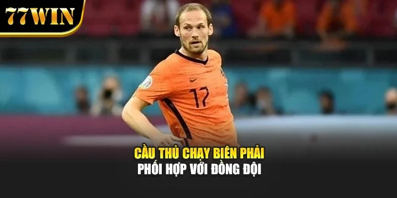 Cầu thủ chạy biên phải phối hợp với đồng đội